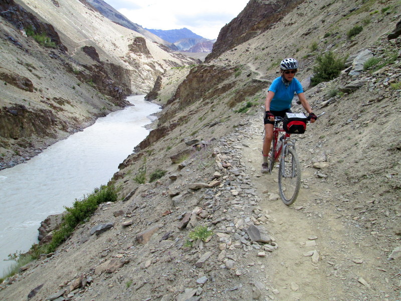 Dharsha-Padum : Plus bas, vers 3800 m, le sentier se fait plus physique...