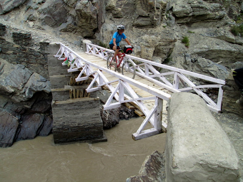 Dharsha-Padum : Un pont rose (plutôt rare au Ladakh).