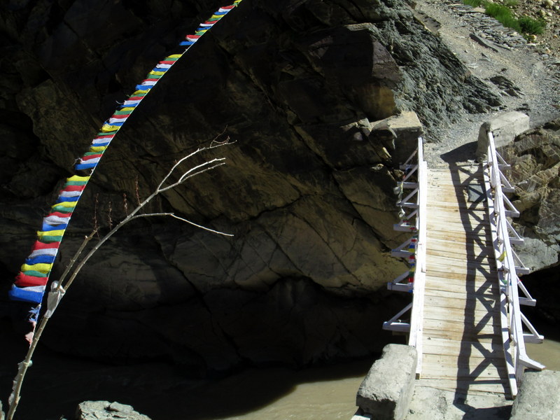 Dharsha-Padum : Pont et drapeaux à prières