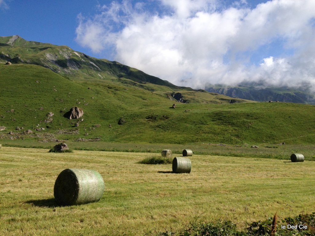 route du cormet : saison des foins pour un col des Fours