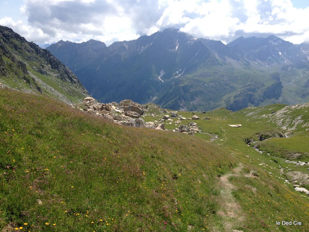 #14 descente finale : superbe sentier depuis le col de Mya tout en virages, épingles et petites traversées panoramiques descente finale : superbe sentier depuis le col de Mya tout en virages, épingles et petites traversées panoramiques