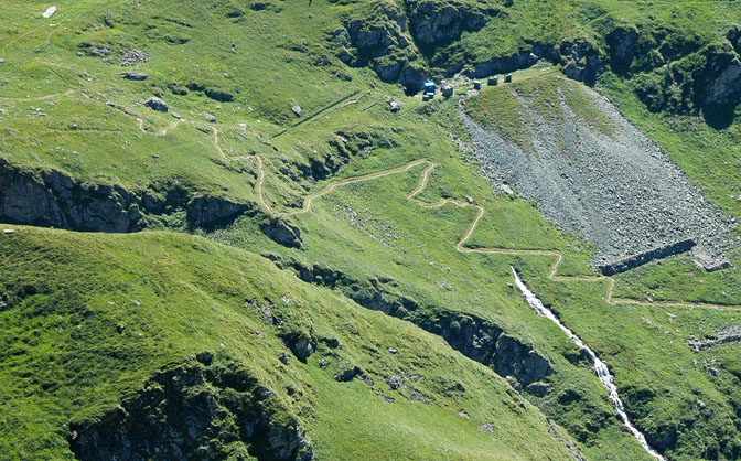 #11 Val de Bagnes : Les lacets si tentants de la descente du lac de Louvie sur Fionnay Val de Bagnes : Les lacets si tentants de la descente du lac de Louvie sur Fionnay