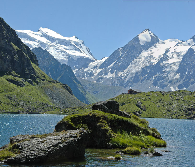 val de Bagnes : Lac de Louvie avec le massif des Combins en arrière-plan