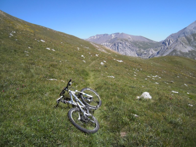 Sentier un peu free : Un peu après la bifurcation vers 2500 m, la trace se voit un peu.