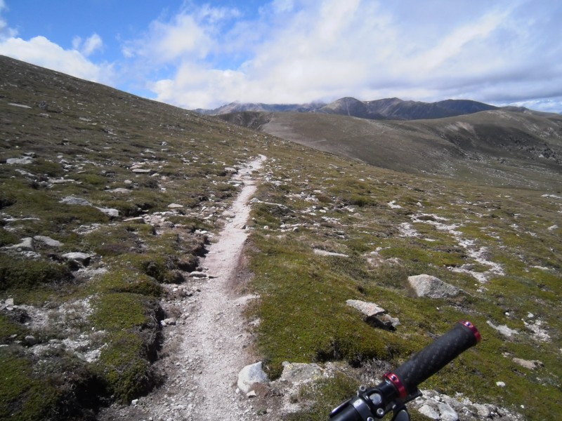 Le sentier sous le Roc Colom : Le sentier devient bien marqué. j'irais jusqu'au col.