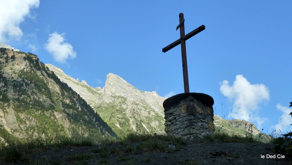 Pralognan : Croix du matin, baton de pélerin :)