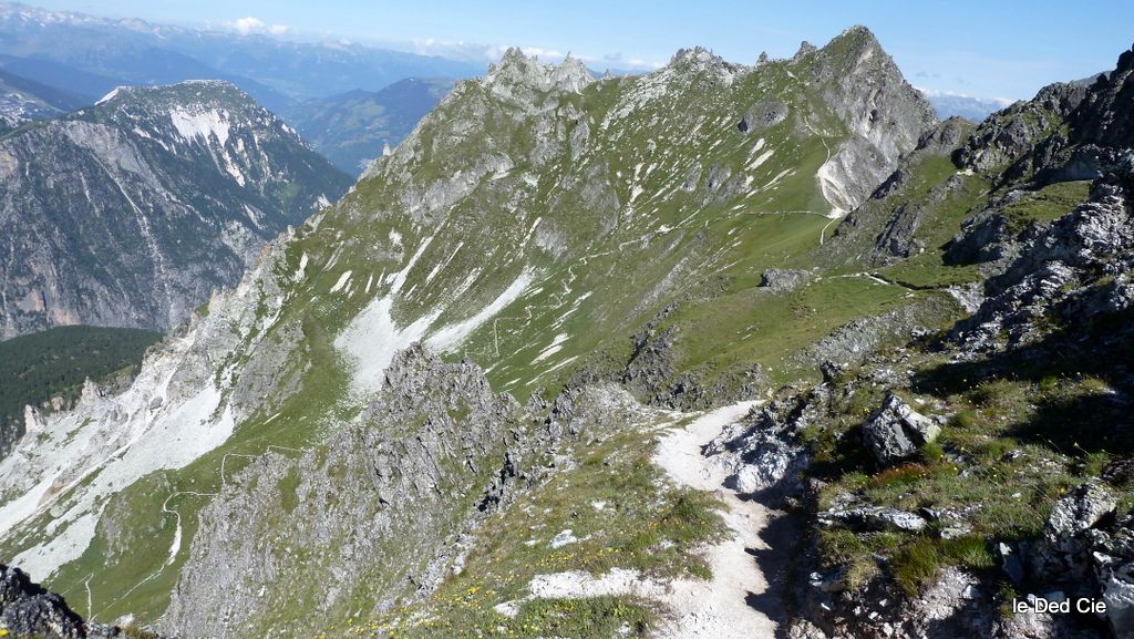 Epingles : descente du sentier versant W du col de Leschaux