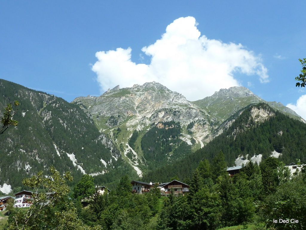 Terrain de jeux : Celui d'aujourd'hui avec le col de Leschaux à gauche et la descente (épingles, pierriers) sur le mamelon central et crêtes du Mont Cherrier à gauche.