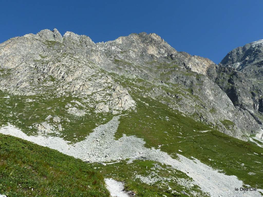 sentier du col : Itinéraire à suivre partant sur le col de Leschaux. Le passage câblé permet de dépasser l'arête gauche.