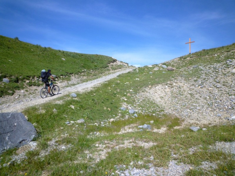 Arrivée au Col de Famouras : dernier petit raidillon pour achever les cyclistes... la croix, ça doit être là qu'on les enterre