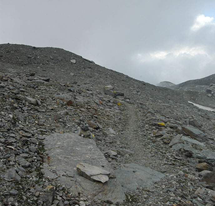 Val Clarea : Le sentier pas si mauvais que cela parcourant les moraines de l'ancien glacier.