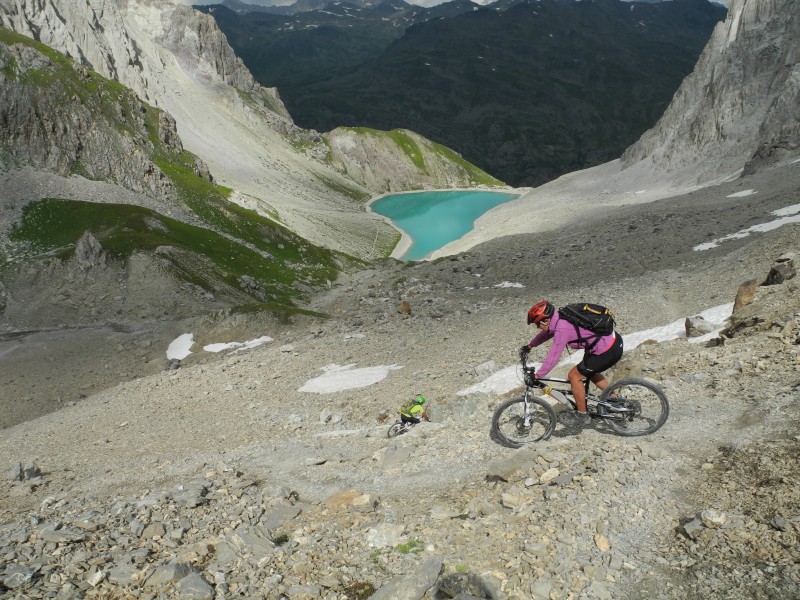 Col des Béraudes : pas "truqué" la couleur du lac.