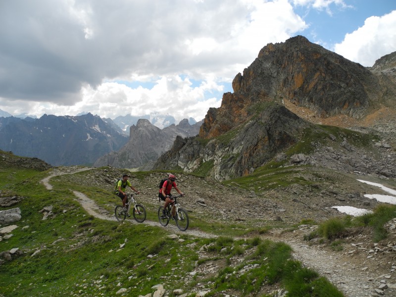 Col des Béraudes : quelques mètres sur les bikes avant le portage final.