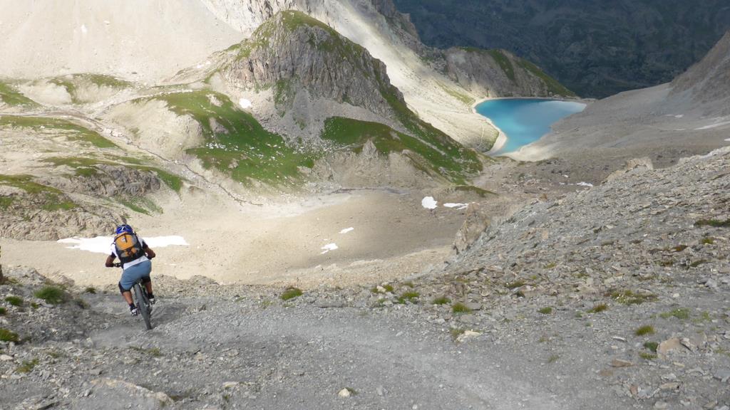 Col des Beraudes : gipi, qui est survolté, tente tout, ici sur le première épingle du col !