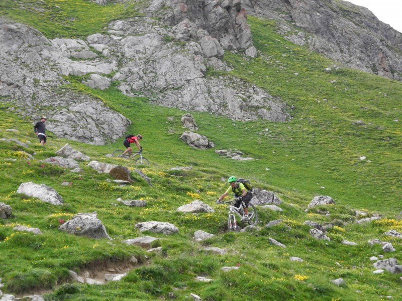 Col des Béraudes : sous le déversoir du lac ça cause toujours!!!