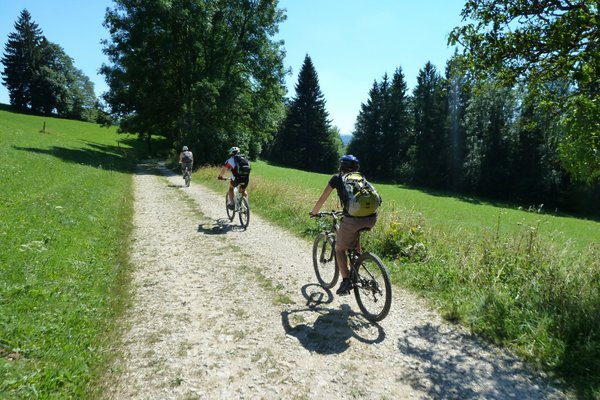 Remontée après Pontarlier : En groupe et sous le soleil, bientôt la vue sur le château de Joux