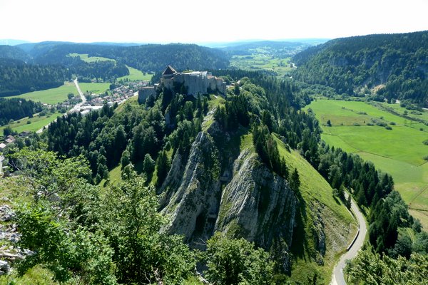 Château de Joux : Réfection au château dans l'ambiance verte et vallonnée du Jura