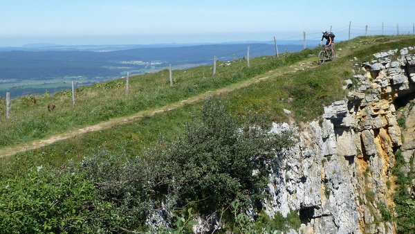 #2 Falaise du Mont d Falaise du Mont d'Or : Sommet proche et le chemin passe loin du vide