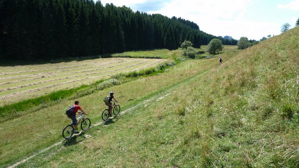 Clocher de Chaux-Neuve en vu : Single agricole contemplatif