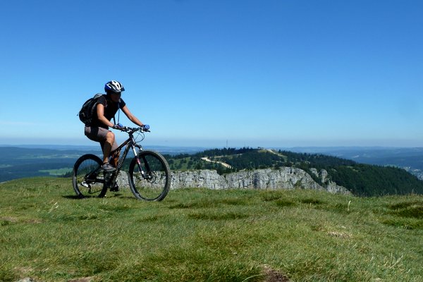 Mont d'Or : Surprenant Mont d'Or permettant une vue sur la Suisse, la France et les Alpes en mode panorama