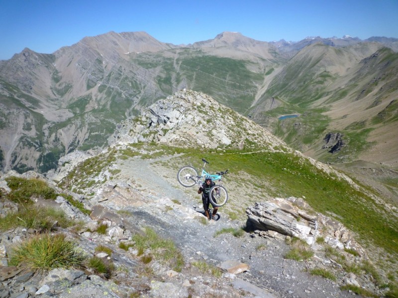 Arrivée au sommet : Lac Brun, Col de Reyssas, le Mourre Froid, Pointe de Serre. Massif des Ecrins au fond.