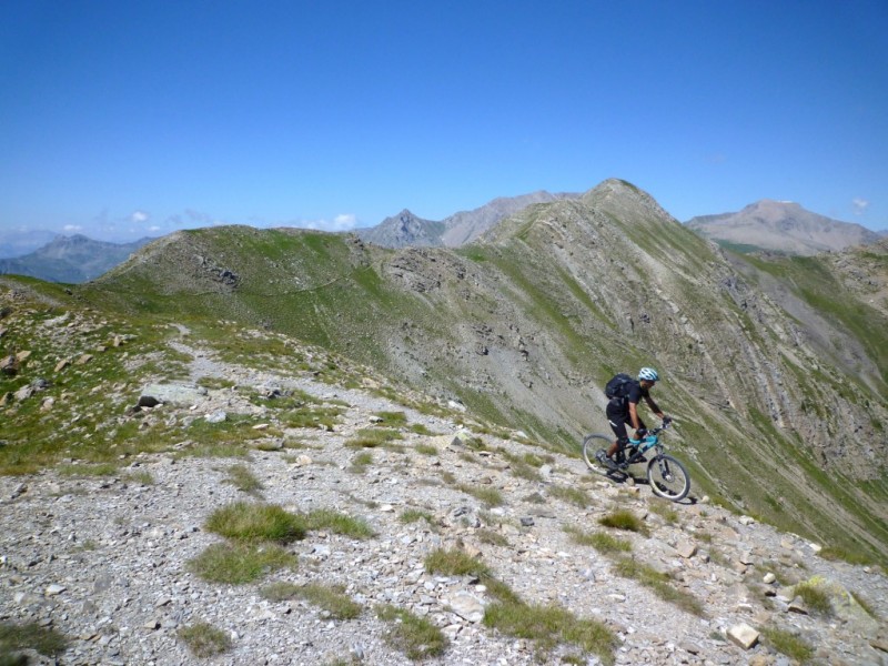 Sur la crête : le sommet de la sortie est dans mon axe, entre la Pointe de Serre et le Mourre Froid