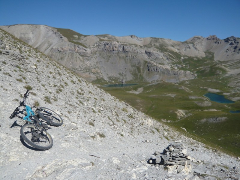 Collet du Peyron : Lac de l'Ascension à gauche. On devrait voir Adrien dans l'eau.