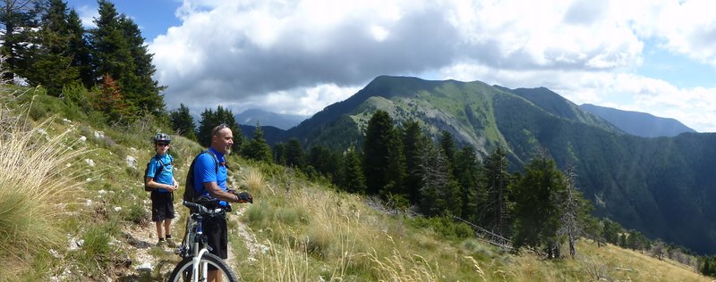 Bientôt le sommet : Vue sur le Col des 2 Caïres et la traversée vers le Tournairet