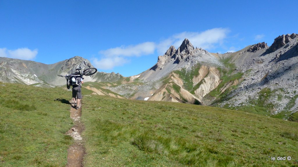 #4 Gilles : Ah ces couleurs fauves sur ce gris parsemé de verdure. Col du Vallon au fond. Gilles : Ah ces couleurs fauves sur ce gris parsemé de verdure. Col du Vallon au fond.
