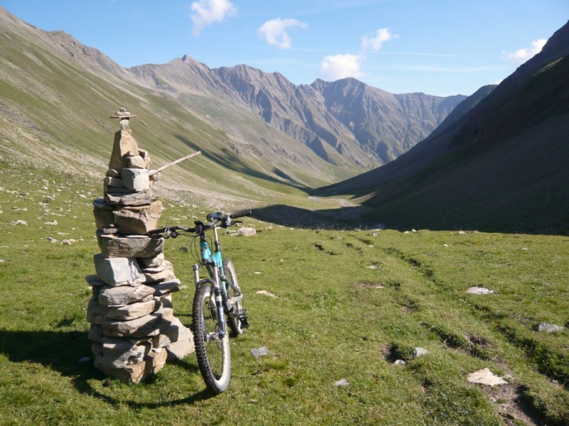 Vallon de Parpaillon : avec le Grand Parpaillon au fond, un peu à gauche, qui n'est pas le point culminant du massif