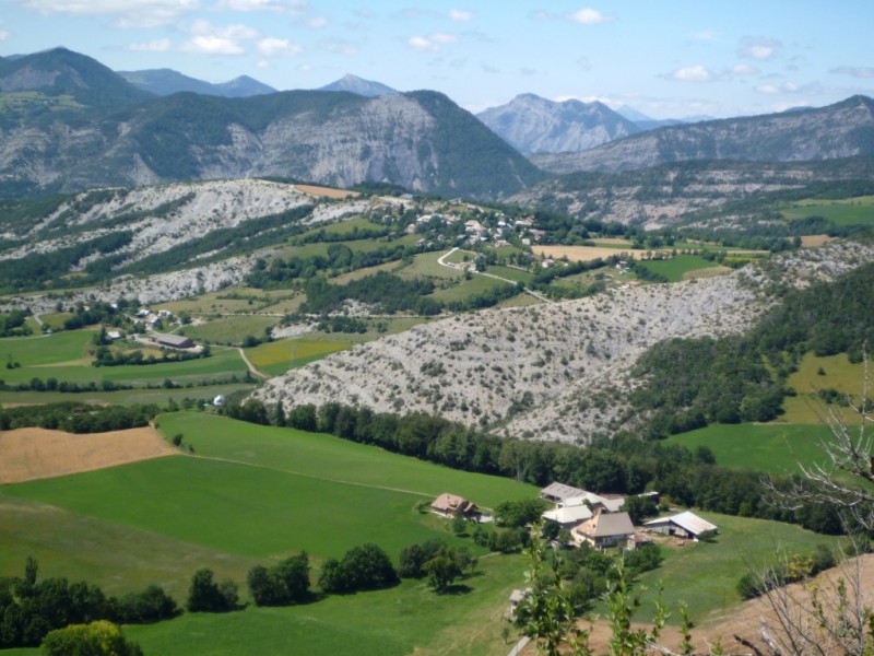 Villaudemard : sur le plateau, entre les deux zones de terres noires