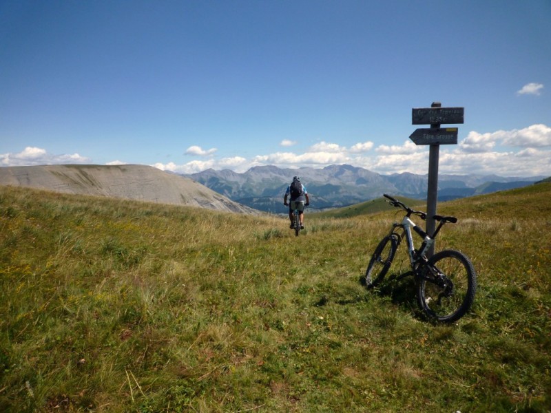 #7 Col des Tomples : direction le Col de Combanière, avec la Montagne de la Blanche et l Col des Tomples : direction le Col de Combanière, avec la Montagne de la Blanche et l'Estrop devant, la crête de Chabanon à gauche
