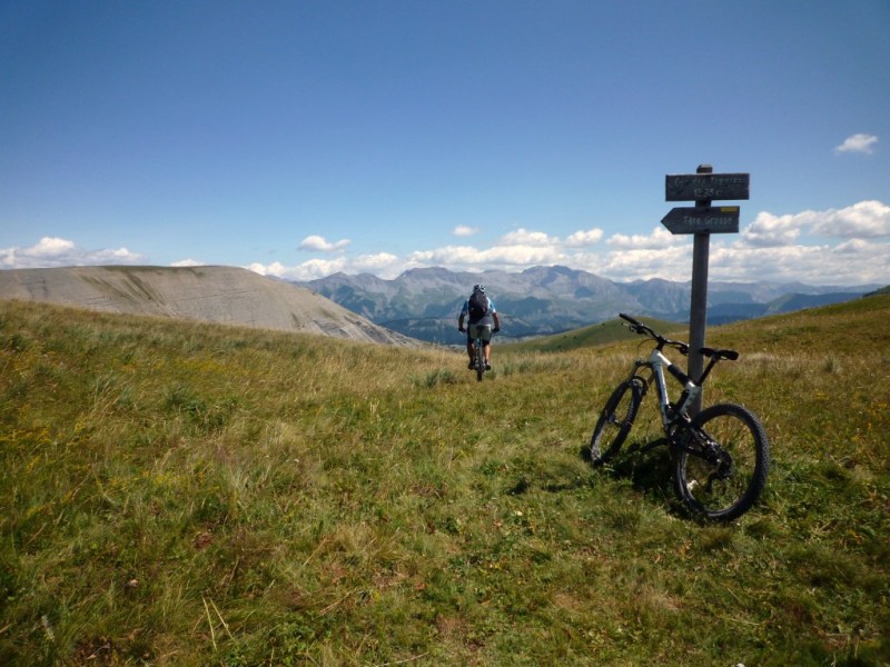 Col des Tomples : direction le Col de Combanière, avec la Montagne de la Blanche et l'Estrop devant, la crête de Chabanon à gauche