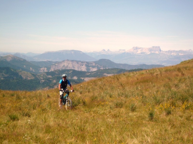 #5 Col des Tomples : arrivée au col, avec Céüse et Bure derrière Col des Tomples : arrivée au col, avec Céüse et Bure derrière
