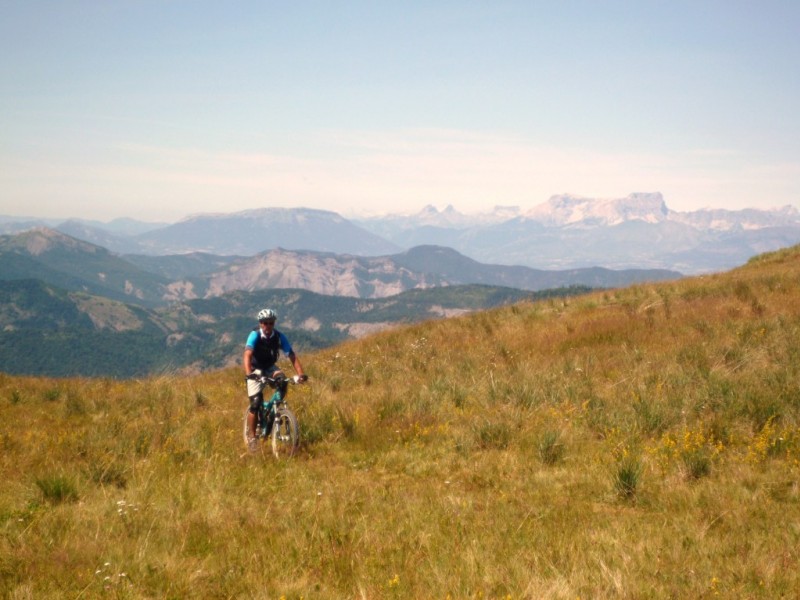 Col des Tomples : arrivée au col, avec Céüse et Bure derrière