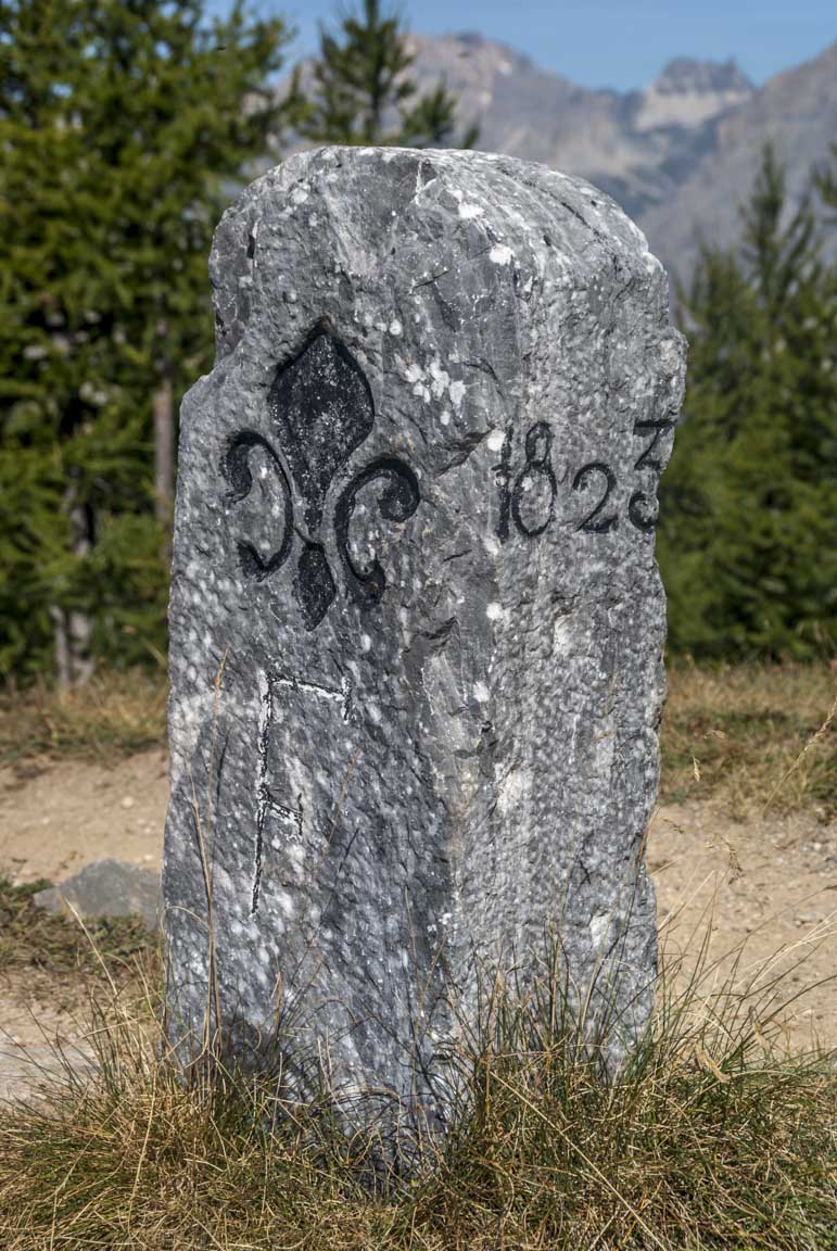 #4 Borne frontière : malgré la continuité des paysages, tout nous rappelle que nous sommes sur une frontière... Borne frontière : malgré la continuité des paysages, tout nous rappelle que nous sommes sur une frontière...