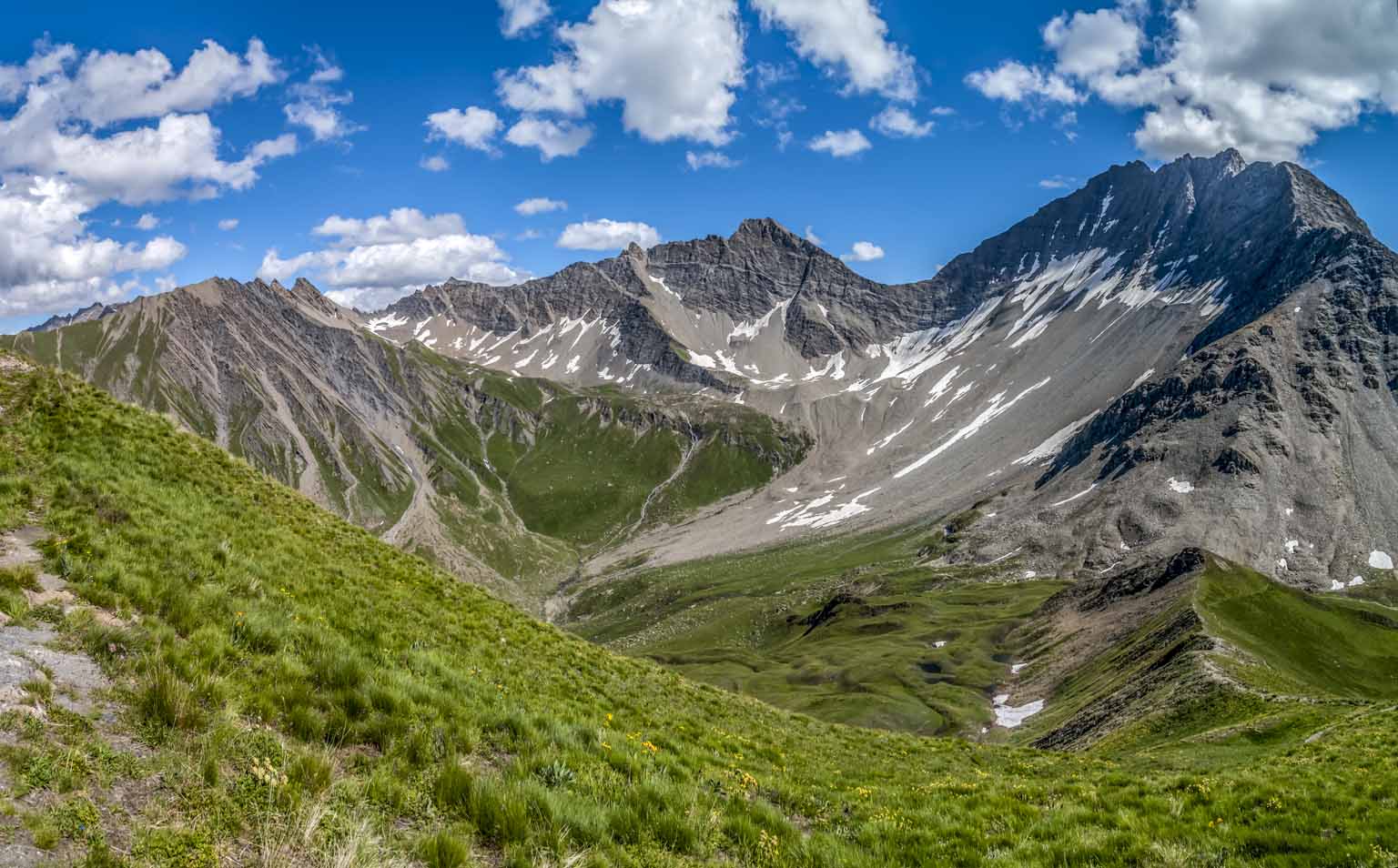 Haut vallon de Malatra : de gauche à droite: Col de Malatra, Guglia di Bonalè et Grande Rochère