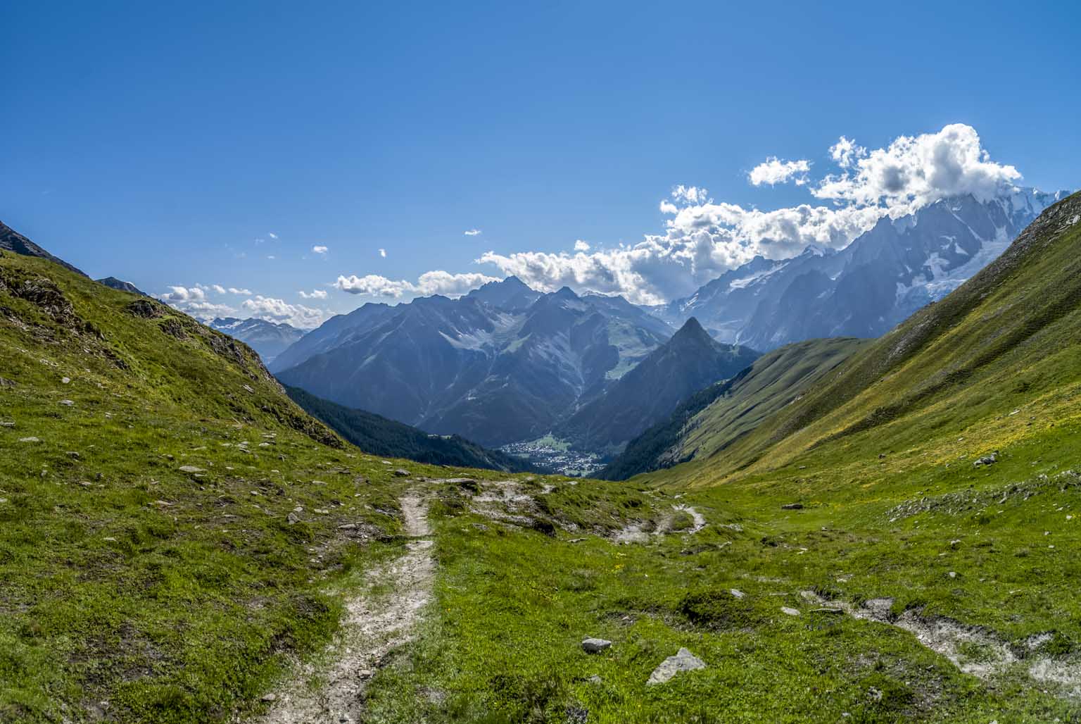 Col Sapin : vue ouest, vers le domaine skiable de Courmayeur