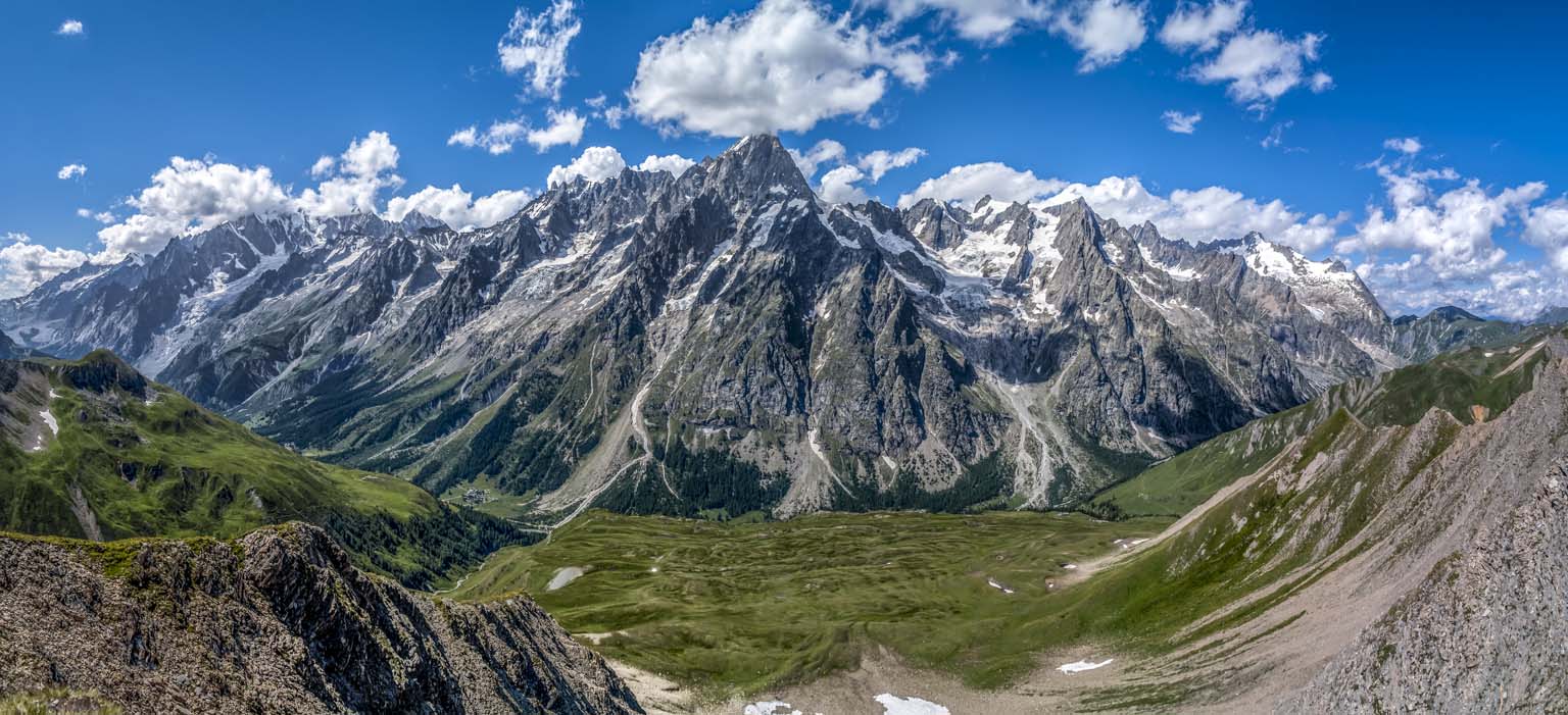 Massif du Mont Blanc : de bout en bout, vu du sommet. Y'a pire vue pour boire un coup...