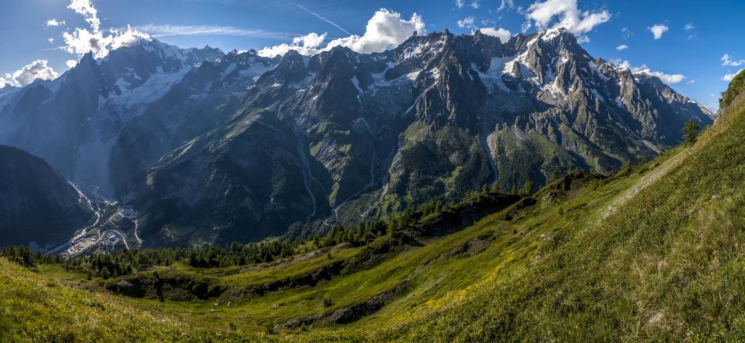 Au dessus du refuge Bertone : Mont Blanc et Grandes Jorasses; on ne s'en lasse pas...
