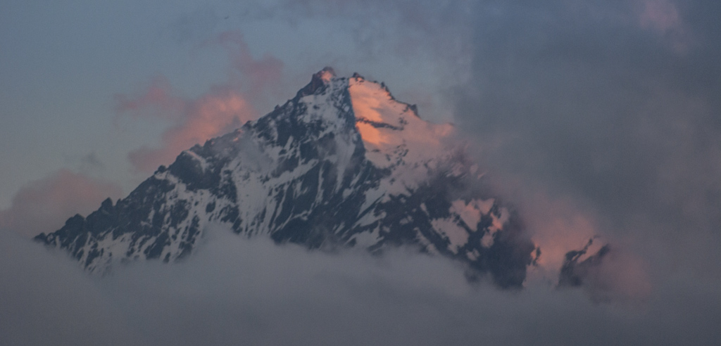 La Grivola : se laisse photographier au coucher de soleil, entre deux nuages