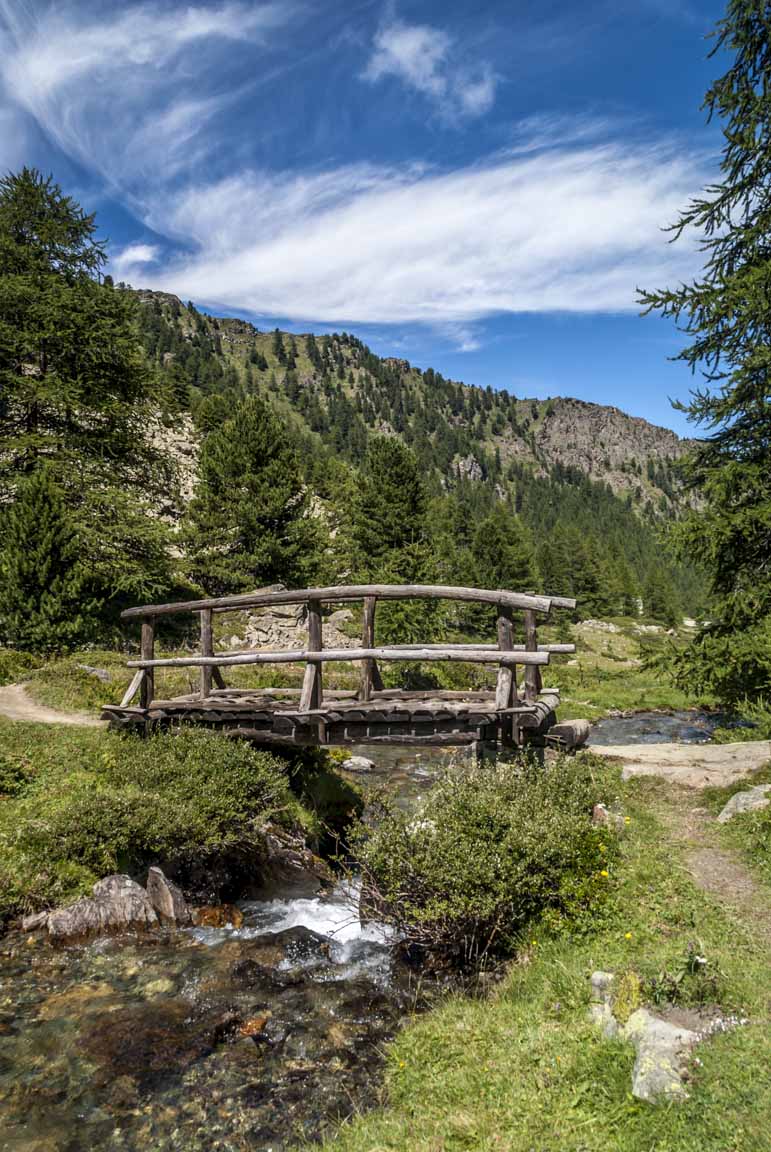 Au dessus de Comboé : petit pont sur le torrent descendant du lac d'Arbolle