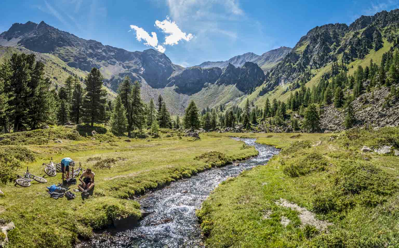 Au dessus de Comboé : pause glucide avant d'attaquer les choses sérieuses. A noter, le spot à bivouac 5*!