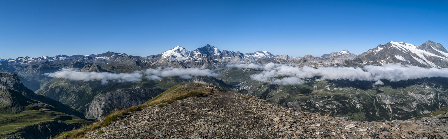 Vers 2950 : droit devant, Grande Motte/Casse/Bec. A droite, Sommet de Bellecôte, Dôme de la Sache et Mont Pourri.