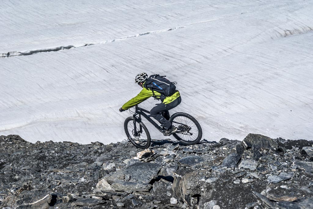 en équilibre au dessus du glacier!