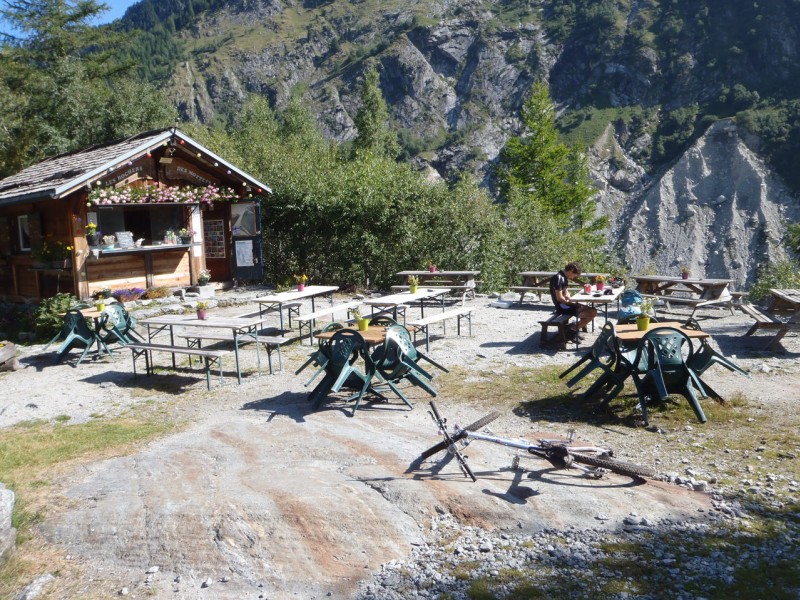 Rochers des Mottets. : Buvette où nous avons cassé la croûte, avec une bonne ambiance.