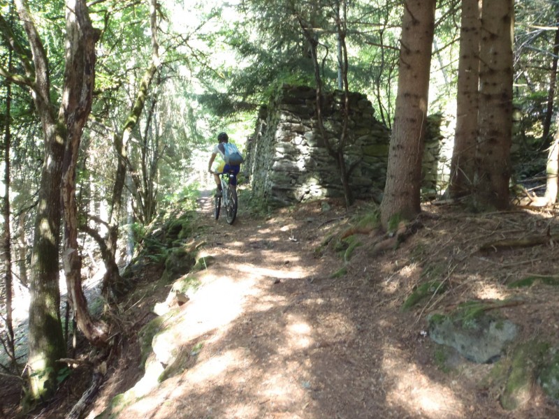 Sentier de Montvauthier. : Dans le secteur plein de constructions abandonnées.