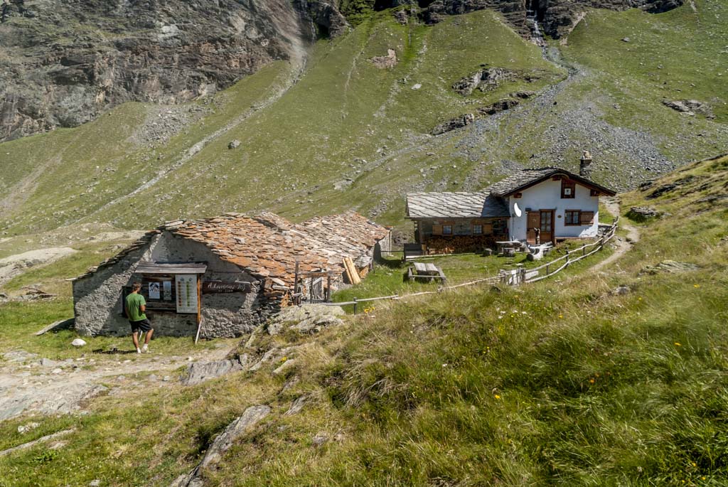 Lévionaz dessous : chalets d'alpage joliment restaurés pour les besoins du PNGP