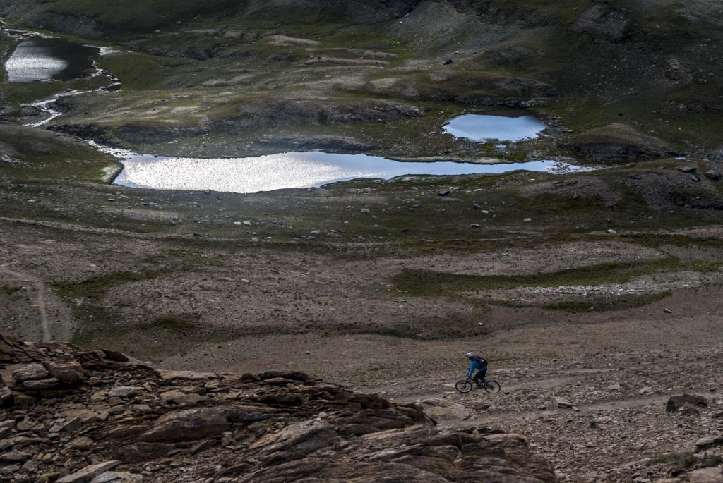 En descendant du col Leynir : des lacs partout sur ce plateau