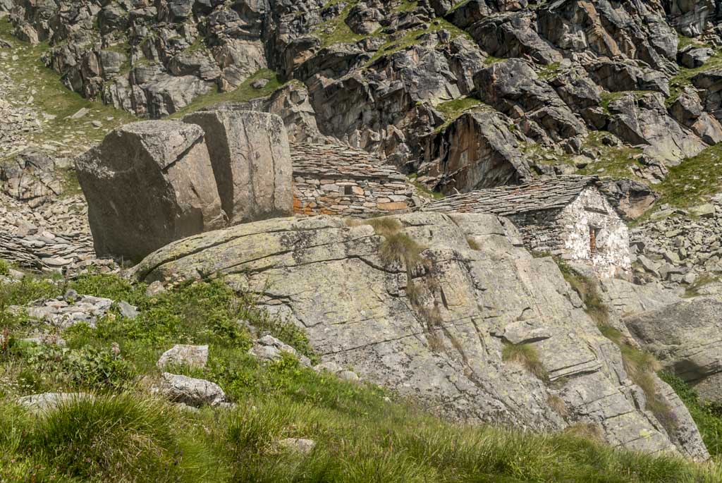 Meyes supérieure : du caillou partout, ça doit pas être facile de retrouver son chalet quand on rentre après quelques verres...